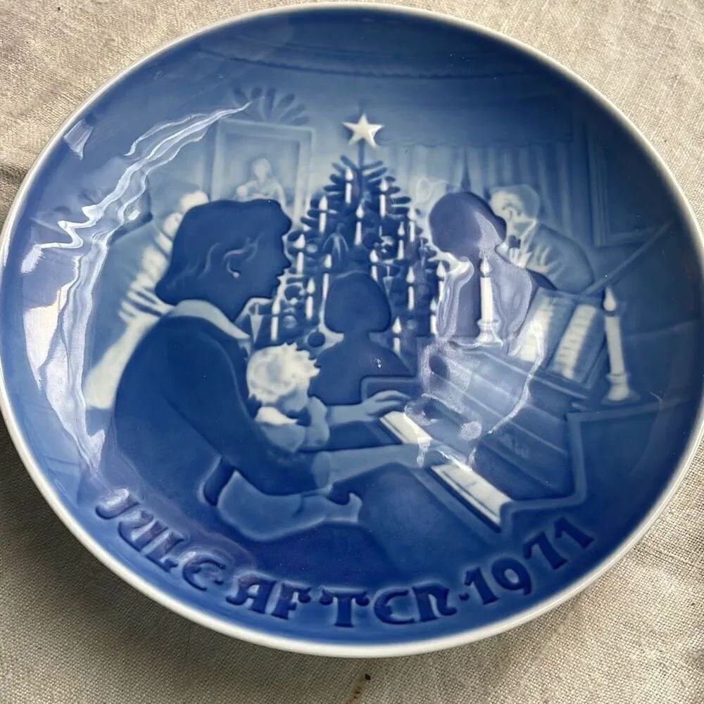 1971 Bing & Grondahl Christmas collector plate “ Christmas at Home” 8000/9071 De